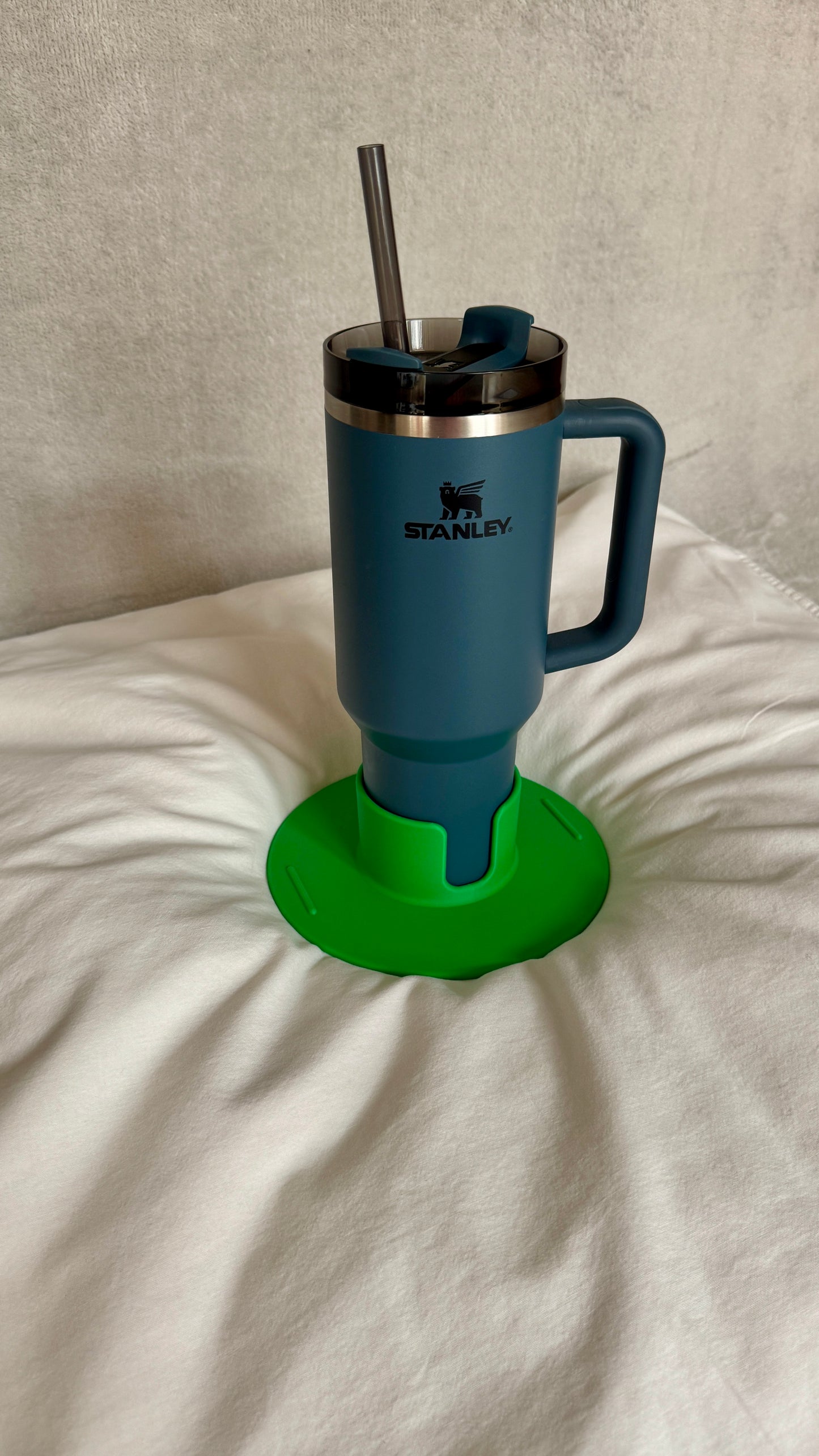 Flonk Becherhalter in Minze-Limette mit Stanley Cup auf Bett und Sofa