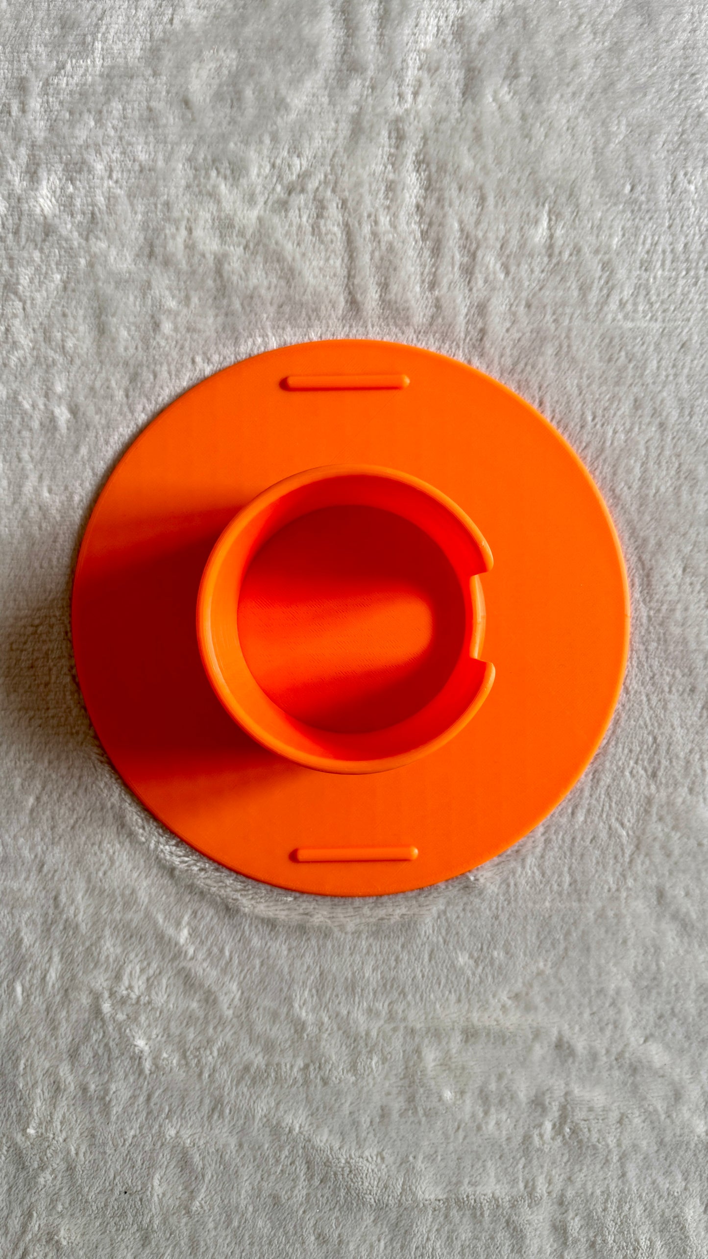 Flonk Becherhalter in Orange mit Stanley Cup auf Bett und Sofa