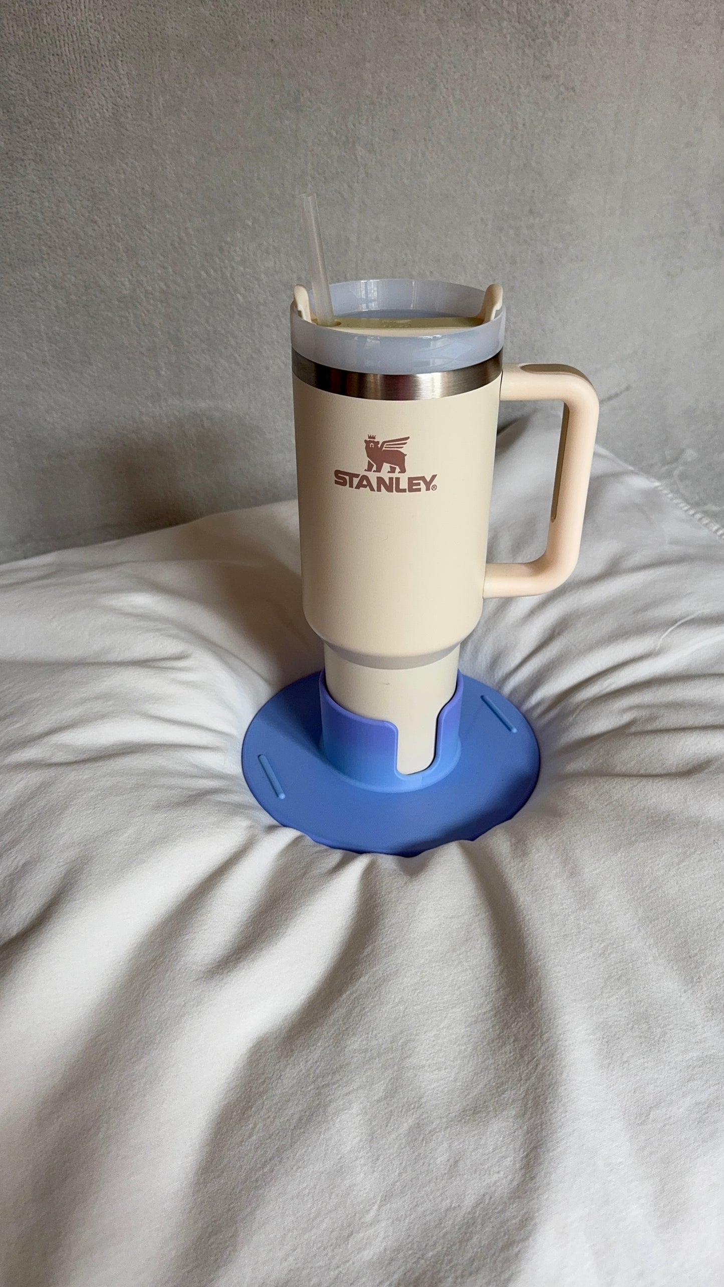 Flonk Becherhalter in Blaubeere/Kaugummi mit Stanley Cup auf Bett und Sofa