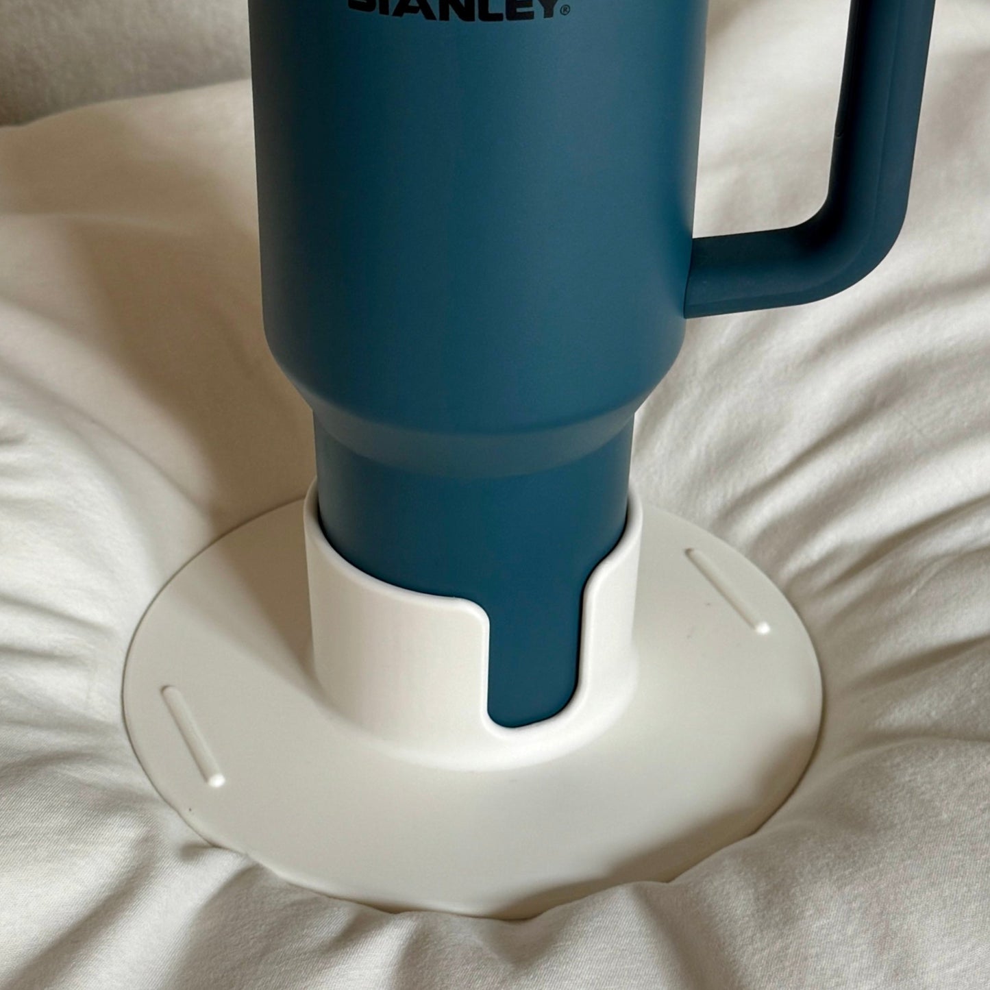 Flonk Becherhalter in Weiß mit Stanley Cup auf Bett / Sofa