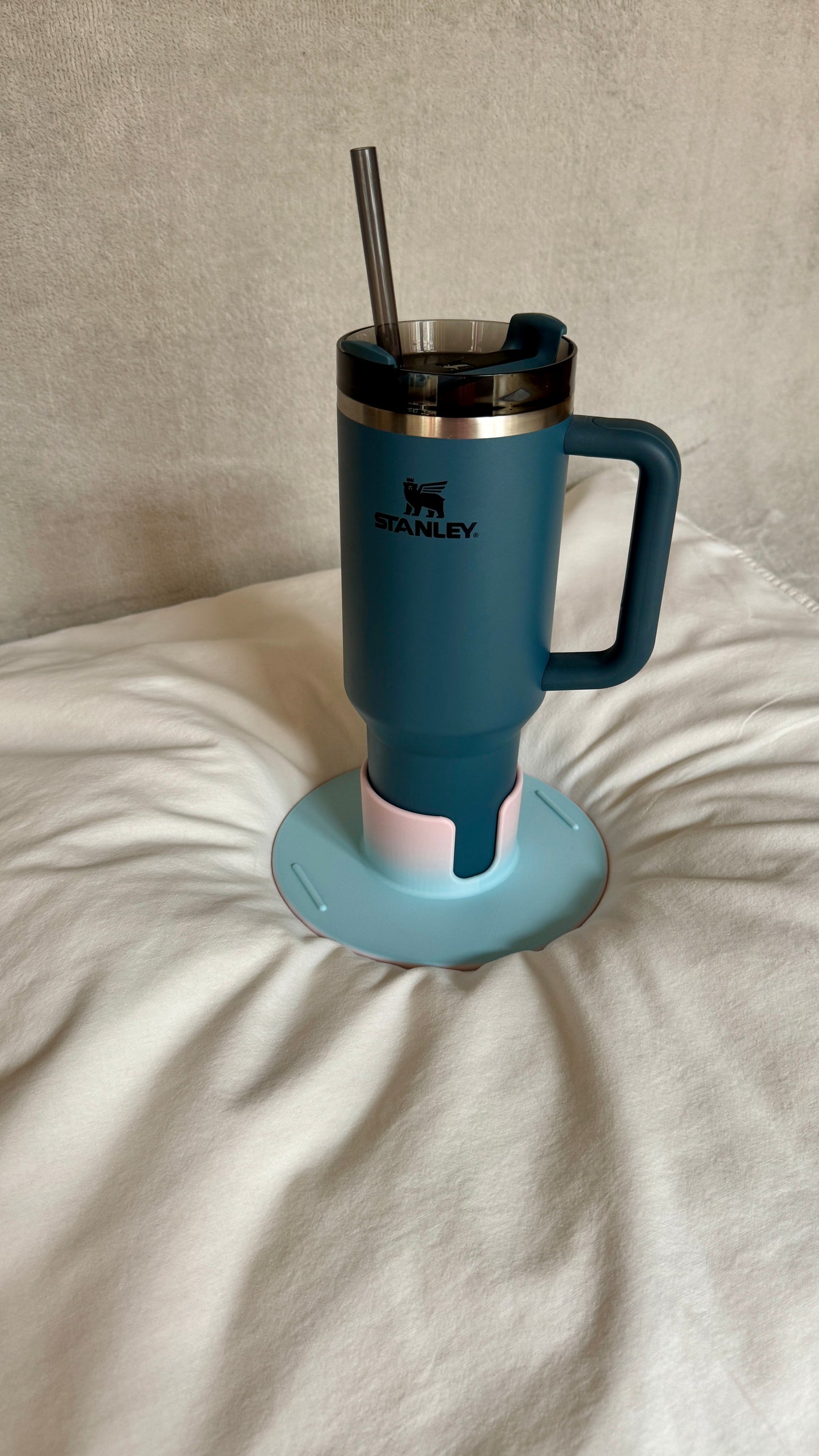 Flonk Becherhalter in Zuckerwatte Rosa-Blau mit Stanley Cup auf Bett und Sofa
