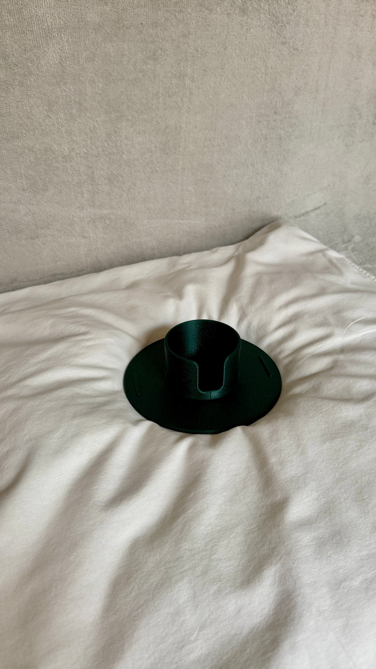 Flonk Becherhalter in Grün-Glitzer auf Bett