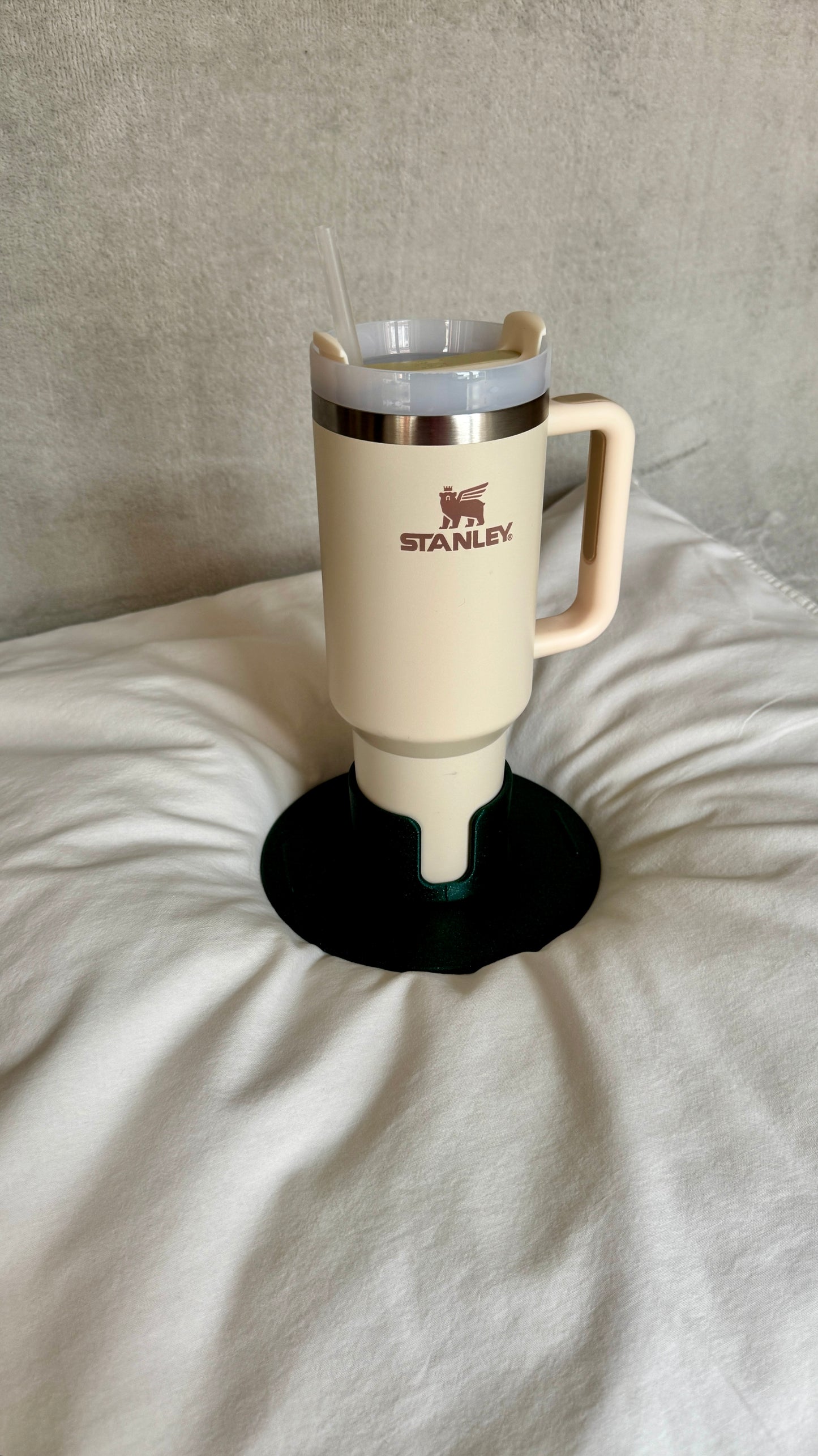 Flonk Becherhalter in Grün-Glitzer mit Stanley Cup auf Bett und Sofa