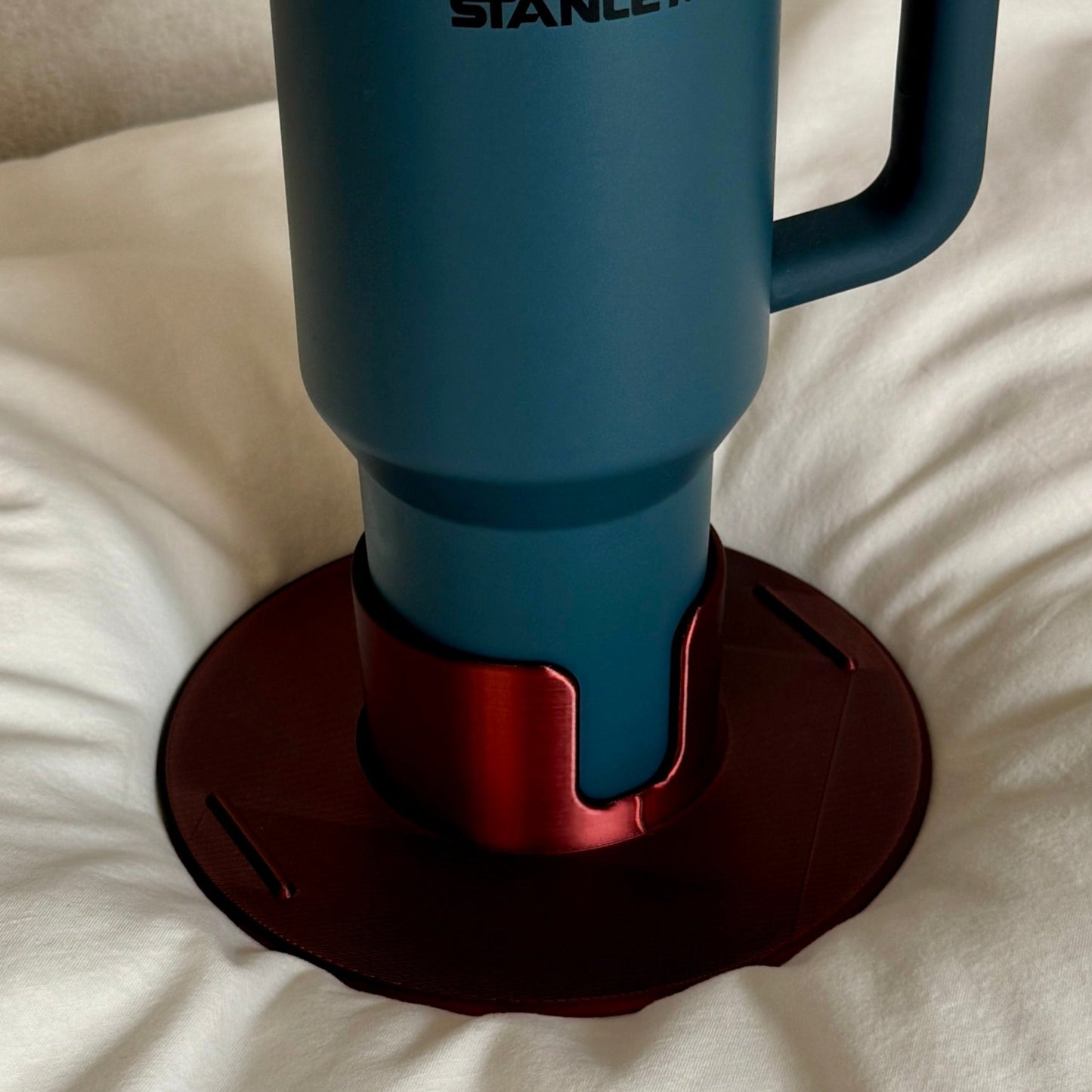 Flonk Becherhalter in Red Velvet mit Stanley Cup auf Bett