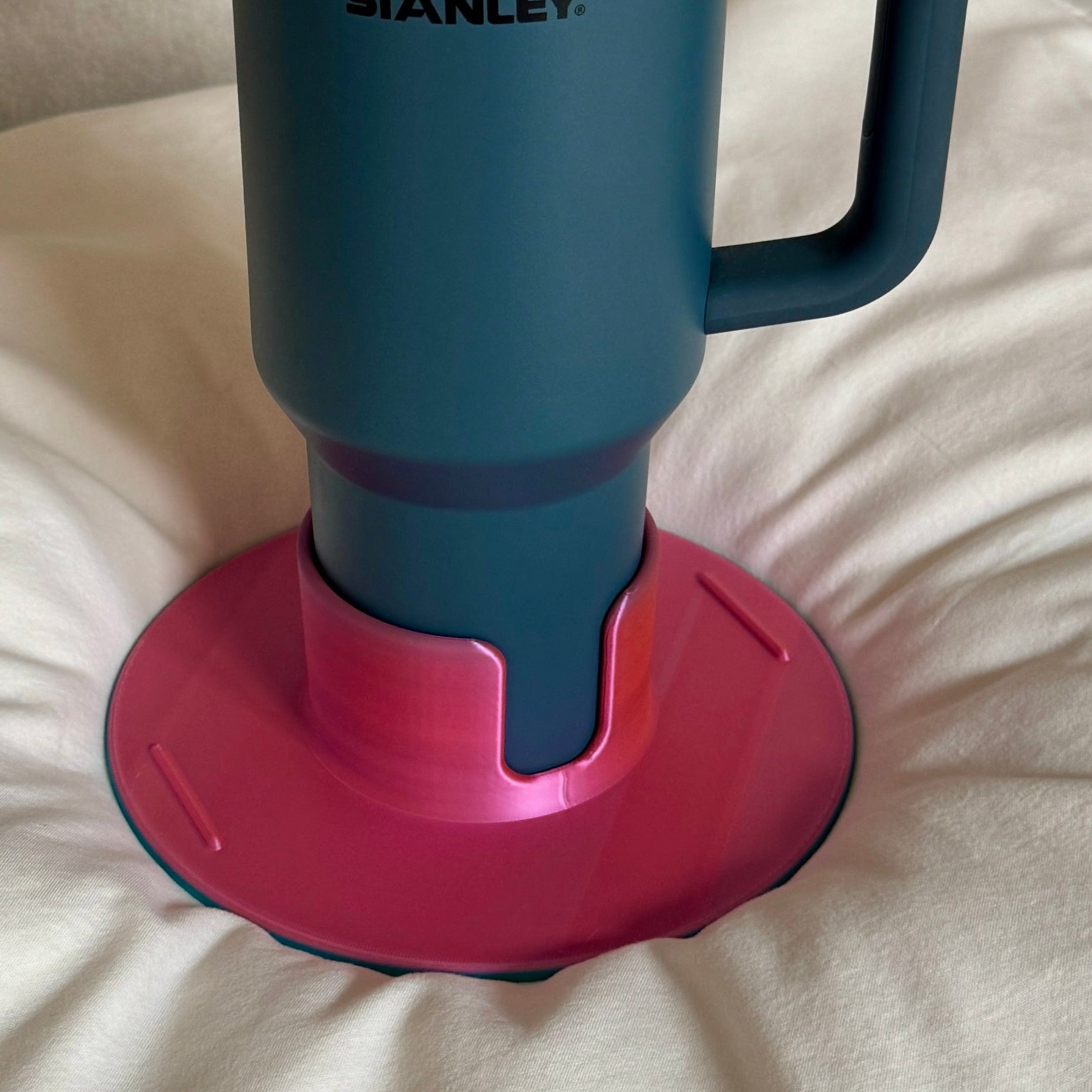 Flonk in Pink-Türkis mit Stanley Cup auf Bett