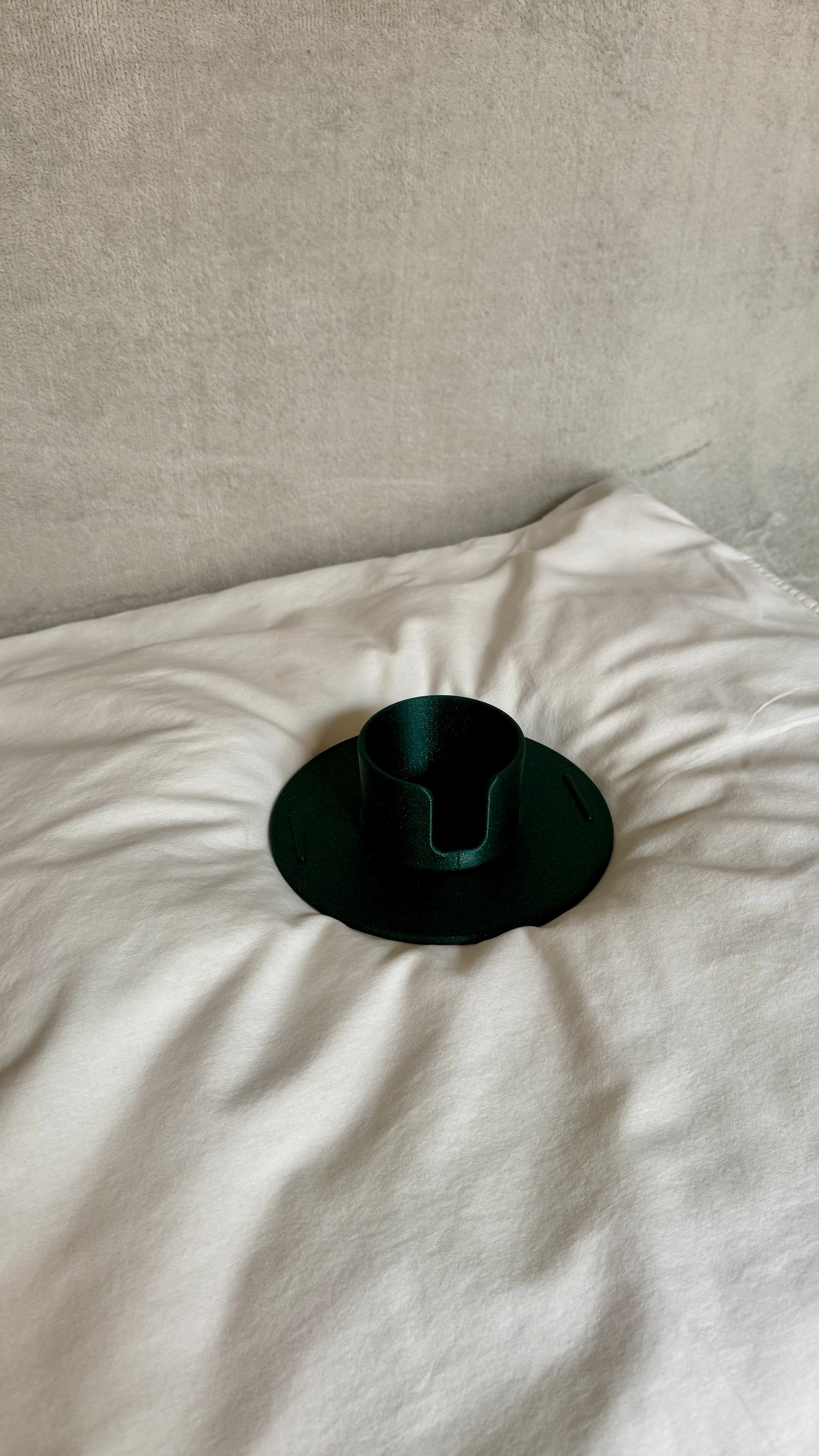 Flonk Becherhalter in Grün-Glitzer auf Bett