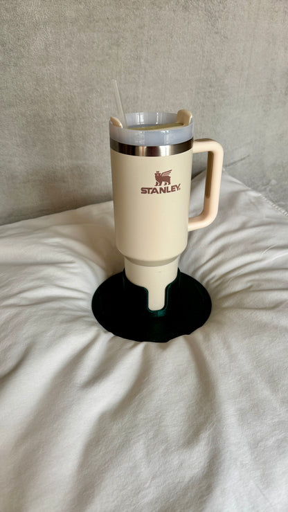 Flonk Becherhalter in Grün-Glitzer mit Stanley Cup auf Bett und Sofa