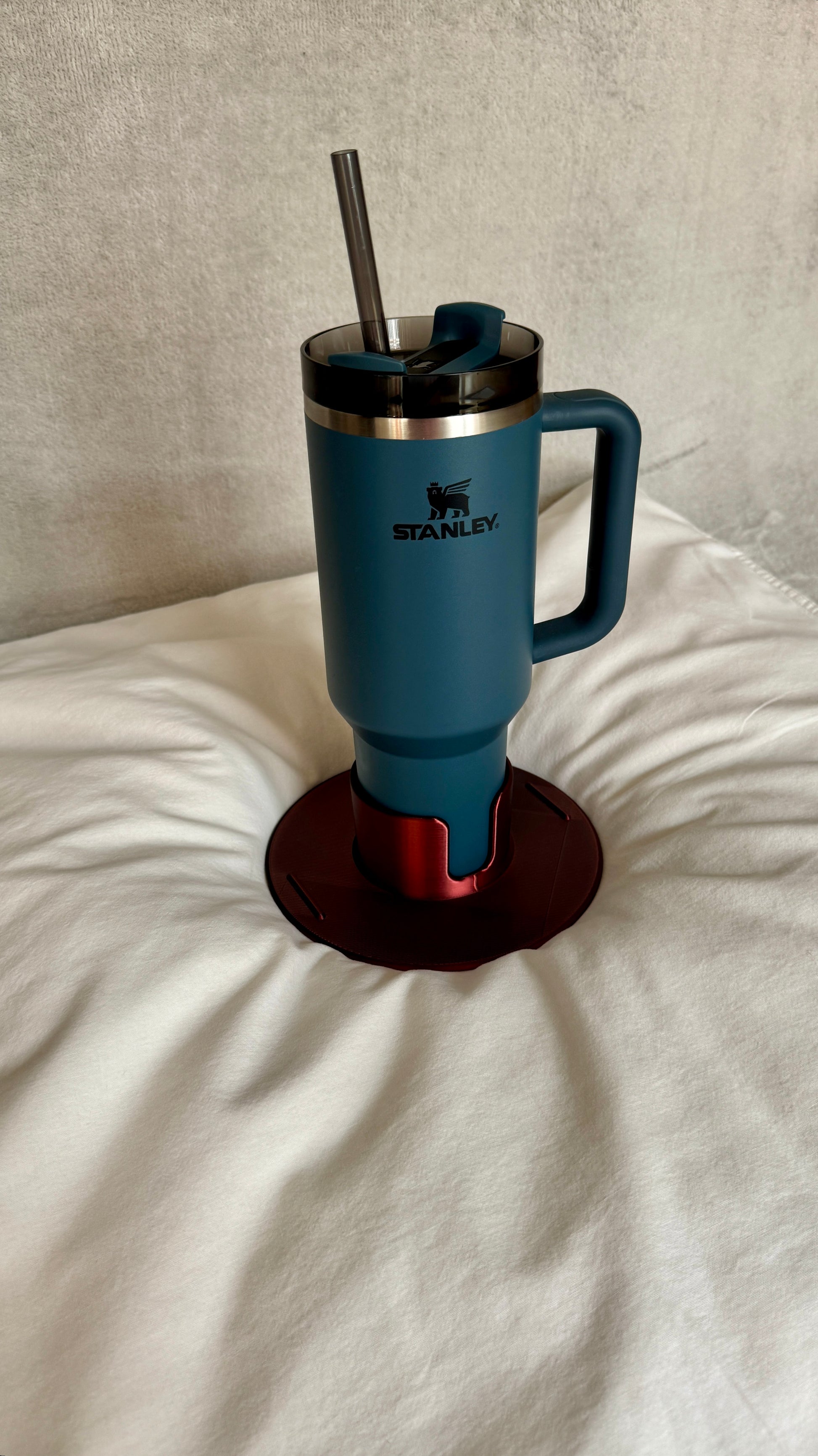 Flonk Becherhalter in Red Velvet mit Stanley Cup auf Bett und Sofa