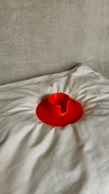 Flonk Becherhalter in Orange mit Stanley Cup auf Bett und Sofa
